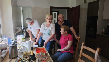 Andrzej, Stenia, Waldek i Urszula w trakcie przygotowywania poczęstunku