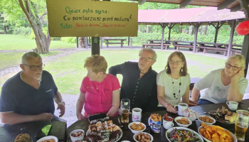 Waldek, Urszula, Piotr, Iwona, Stenia przy stole