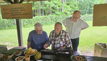 Włodek, Marian i Krzysiek oglądają album ze zdjęciami z lat szkolnych