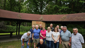 Radośni i uśmiechnięci uczestnicy spotkania – od lewej: Andrzej, Waldek, Jurek, Piotr, kucający Bogdan, Urszula, Stenia, Leszek, Iwona, Marian, Włodek, Janusz, Zdzisiek