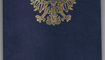 okładka dyplomu ukończenia studiów z wyróżnieniem; kolor granatowy, godło i napis złoty