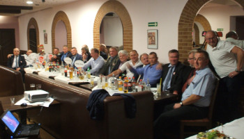 uczestnicy spotkania we wnętrzu restauracji przy stole biesiadnym