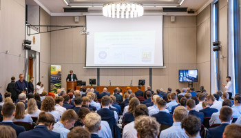 konferencja, profesor wita zgromadzonych na sali