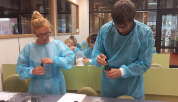 opiekunka młodzieży i uczeń podczas warsztatów w trakcie przygotowania materiału