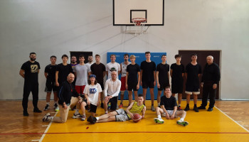 Grupowe zdjęcie uczestników meczu uczniowie vs absolwenci w koszykówce