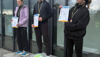 Dziewczęta na podium – bieg na 100 m; pierwsze miejsce Zofia Kozyra, z medalem i dyplomem 