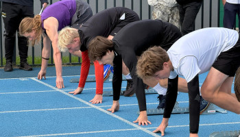 Bieżnia, 4 zawodników przygotowanych do startu