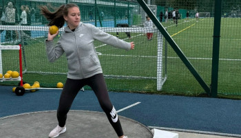 Zawodniczka podczas pchnięcia kulą