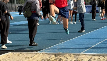 Zawodnik w wyskoku – skok w dal