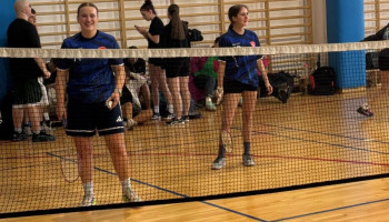 04-	Dziewczęta podczas gry – przygotowanie do serwu