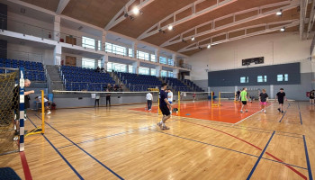 05-	Rzut okiem na boisko w hali, kilku zawodników 