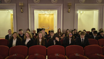 uczniowie klasy 1C na widowni sali koncertowej