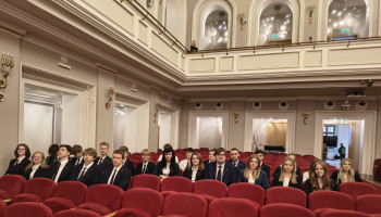 uczniowie klasy 3CF przed koncertem na widowni