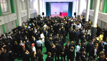 Tłumnie zebrani uczniowie na targach w auli szkolnej