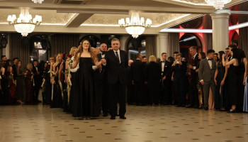 Rozpoczęcie poloneza prowadzonego przez Pana Dyrektora