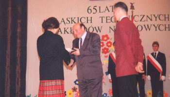 Pani Kurator wręcza p. Henrykowi Dydkowskiemu nagrodę MEN