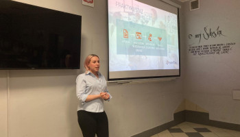 przedstawicielka EUROFINS informuje o procedurze aplikowania na praktykę/staż