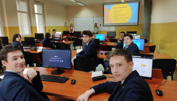 Uczniowie w sali komputerowej podczas zajęć