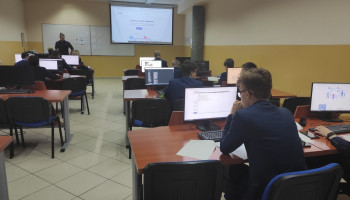 Uczniowie w sali komputerowej podczas zajęć