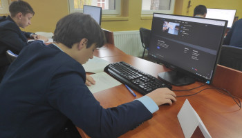 Uczniowie w sali komputerowej podczas zajęć