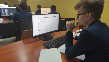 Uczniowie w sali komputerowej podczas zajęć