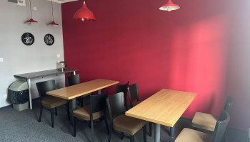 Jadalnia – sala wyposażona w stoliki i krzesła, przeznaczona do wspólnych posiłków i spotkań.