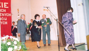 po uroczystości nagradzania – ze sceny z dyplomami i kwiatami schodzą p. Halina Płoszaj, p. Krystyna Mularczyk w towarzystwie p. Henryka Dydkowskiego i p. Czesława Wadowca