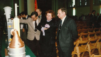 Goście oglądają wystawę urządzeń technicznych w auli