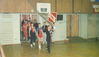 wejście drużyny na boisko, uczeń wprowadzający z emblematem tarczy Śl.TZN 