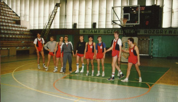 zawodnicy szkolnej drużyny koszykówki na boisku