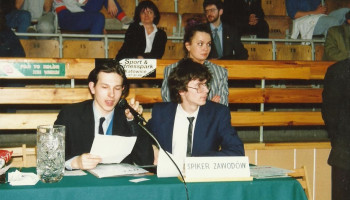 spikerzy zawodów, w tle trybuny