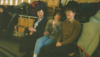 te same osoby – nauczycielki podczas meczu