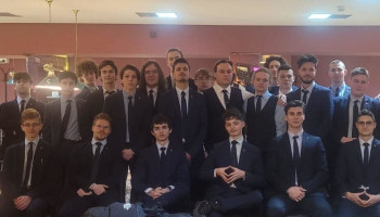 Zdjęcie grupowe uczniów w klubie bilardowym