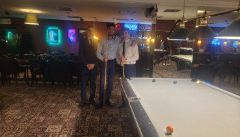 Trzech uczniów w klubie bilardowym przy stole