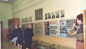 zwiedzanie Izby Tradycji, na ścianach tableau Absolwentów, zdjęcia i dyplomy