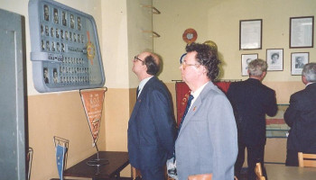 w Izbie Tradycji, Absolwenci przyglądają się tableau