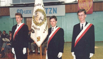 Poczet Sztandarowy Śl.TZN na uroczystości w hali Huty Baildon