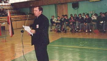 kontynuacja - przemówienie księdza; z prawej strony muzycy ze szkolnej orkiestry