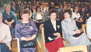 osoby z Grona Pedagogicznego, na pierwszym planie trzy nauczycielki 