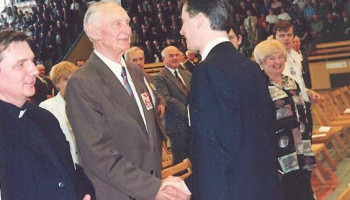 przywitanie Dyrektora ze starszym Absolwentem