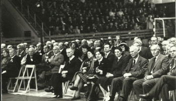 uczestnicy uroczystości – dalsze rzędy (zdjęcie czarno-białe)