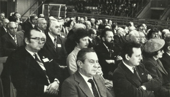 uczestnicy uroczystości – ujęcie z lewej strony (czarno-białe)