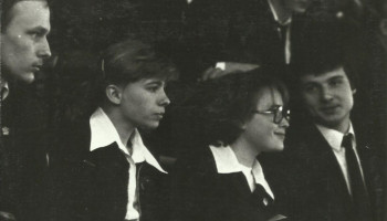 w strojach galowych uczniowie i uczennice (czarno-białe)