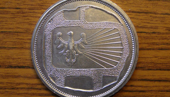 rewers medalu – symbol orła nawiązujący do herbu województwa śląskiego