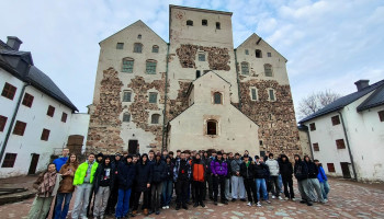 Uczniowie na dziedzińcu zamku w Turku
