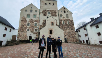 Nauczyciele na dziedzińcu zamku w Turku