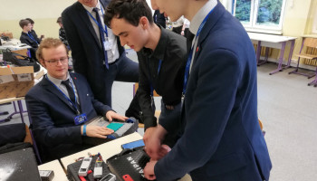 Uczniowie przygotowujący się do turnieju walk robotów