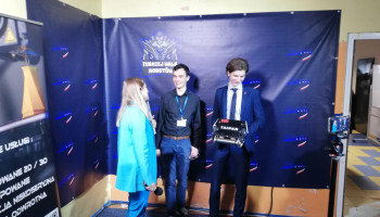 Dwaj uczniowie udzielający wywiadu na ściance