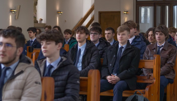 uczniowie uczestniczący w naukach rekolekcyjnych