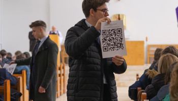 uczeń pokazuje kod QR do zadawania pytań